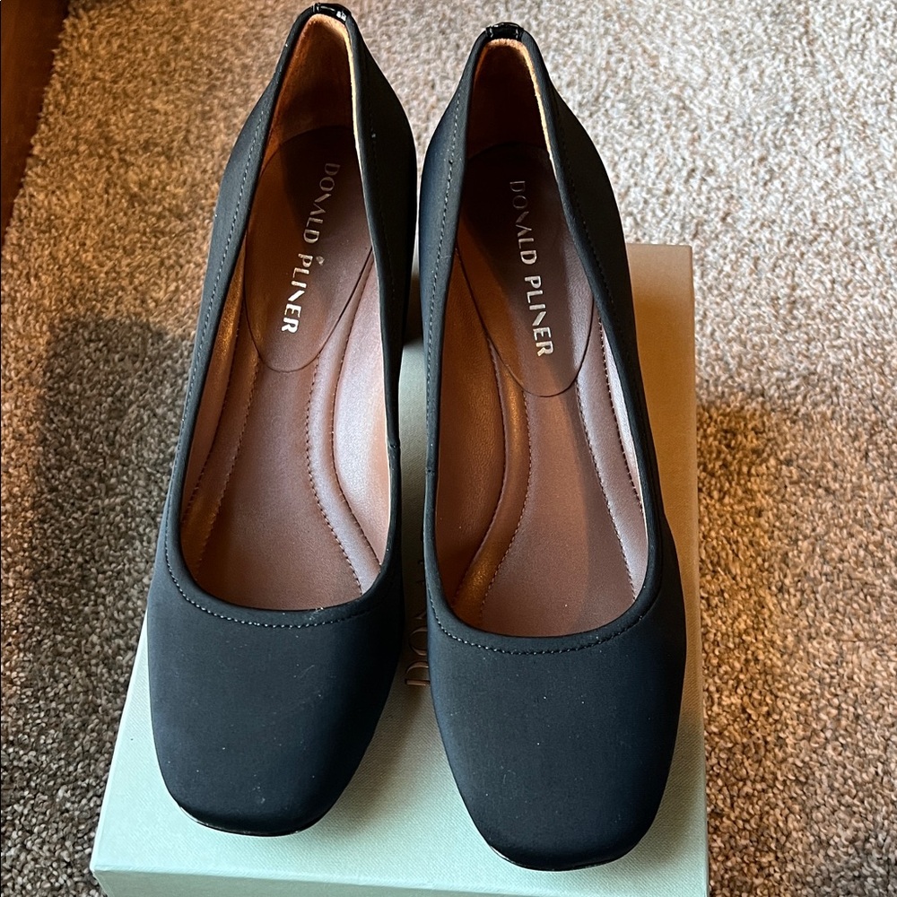 Donald J. Pliner Elegant Black Pumps - Picture 2 of 6